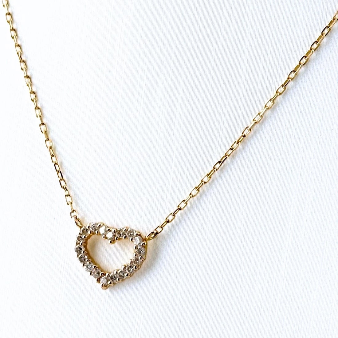 HEART MOTIF DESIGN NECKLACE YG PENDANT MELEE DIAMOND NECKLACE: Heart Motif Design Necklace Yg Pendant Melee Diamond Necklace Brand: Unbranded Type/Style: Necklace Material: 18K YG, Main Stone Natural Color: YG Size: 8.6x9.7mm(0.3") Accessories: None A