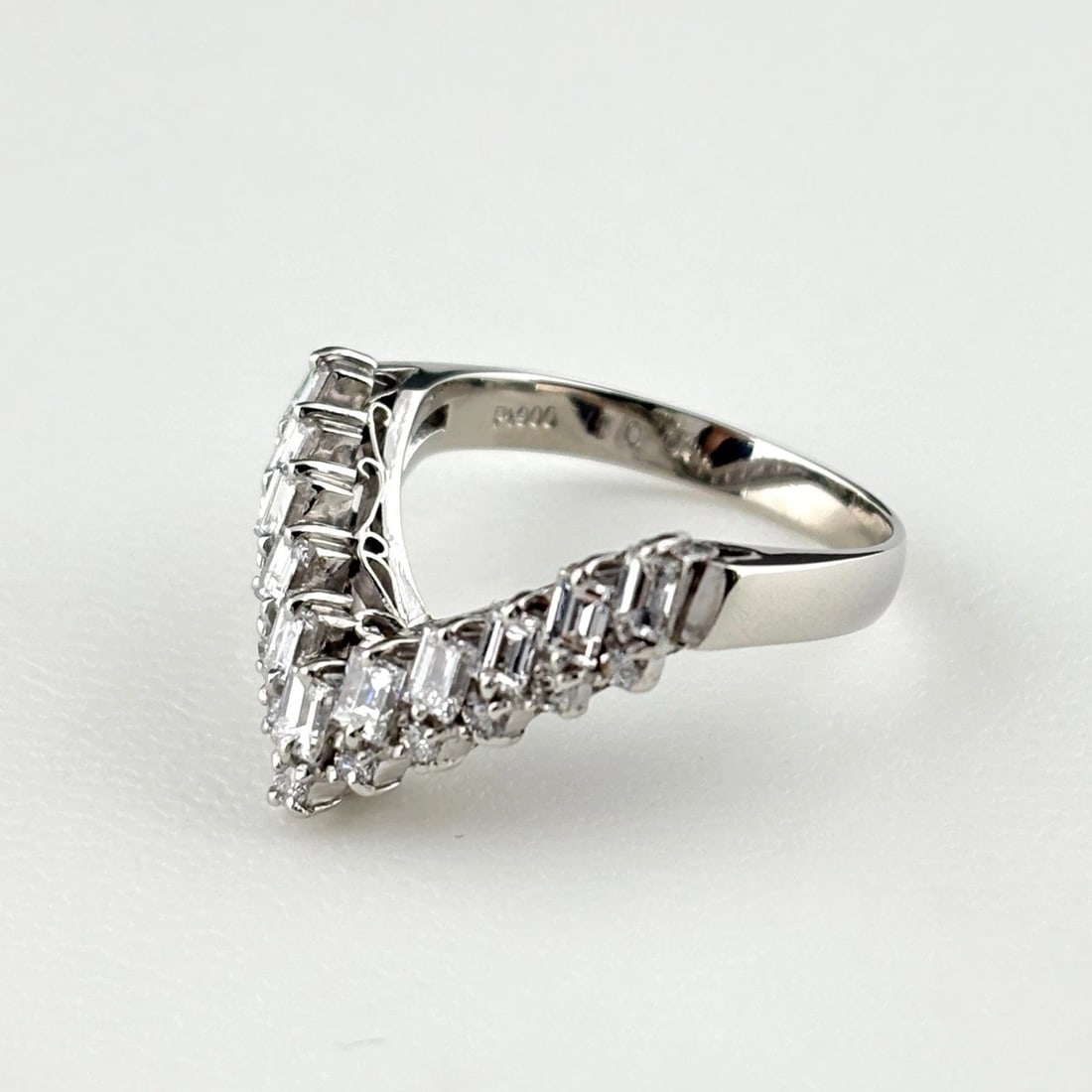 MELEE DIAMOND DESIGN RING PLATINUM RING PT900 DIAMOND: Melee Diamond Design Ring Platinum Ring Pt900 Diamond Brand: Unbranded Type/Style: Ring Material: Pt900, Main Stone Natural Color: None Size: US6.5 Accessories: None Accessories Notice: When