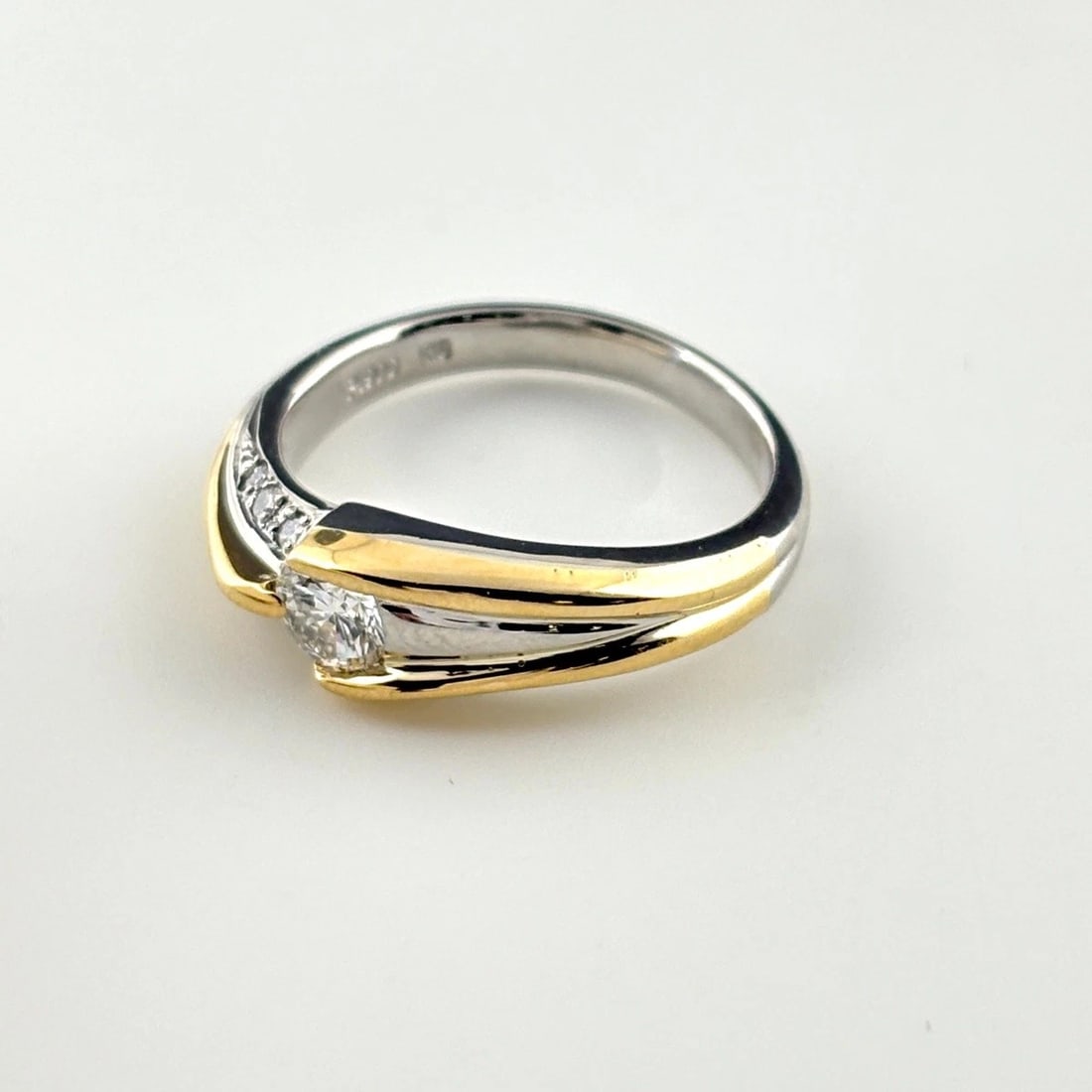 DIAMOND DESIGN RING PLATINUM YG RING PT900: Diamond Design Ring Platinum Yg Ring Pt900 Brand: Unbranded Type/Style: Ring Material: Pt900, Main Stone Natural Color: None Size: US5 Accessories: None Accessories Notice: When purchasing