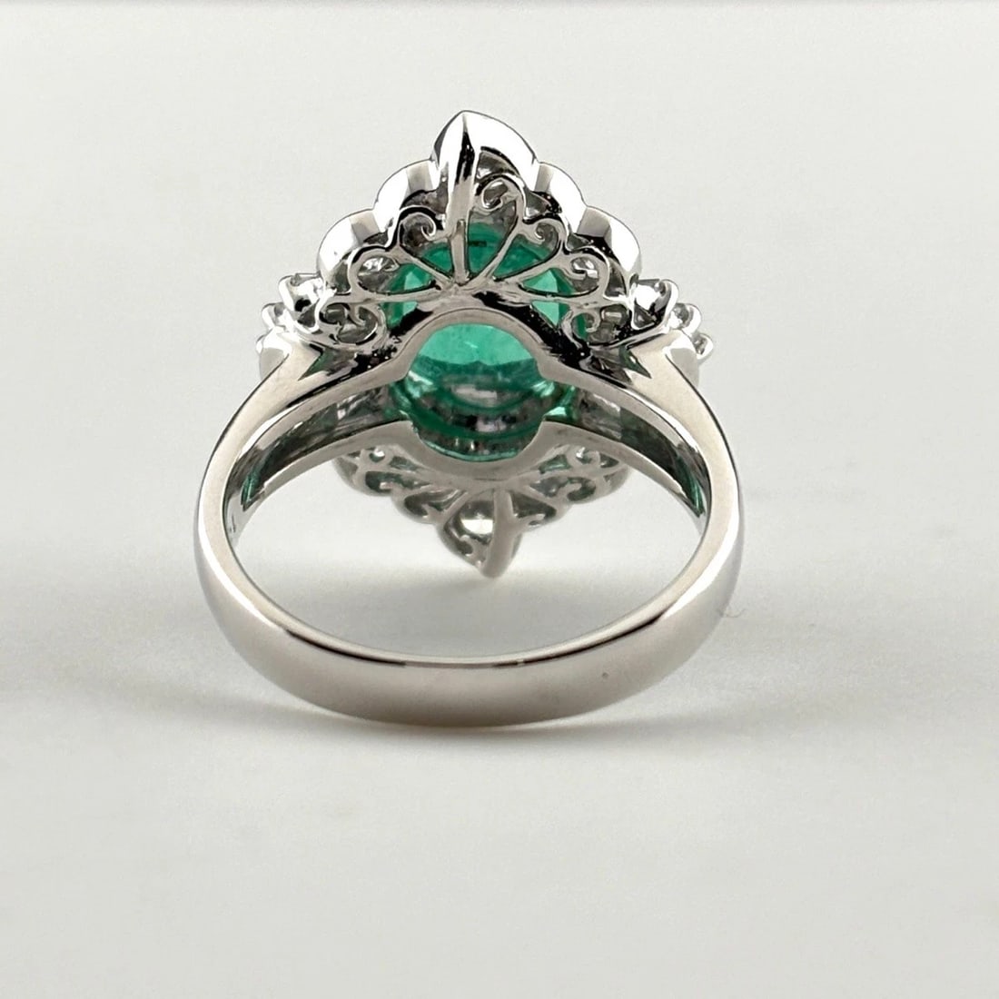 EMERALD DESIGN RING PLATINUM MELEE DIAMOND RING - 3