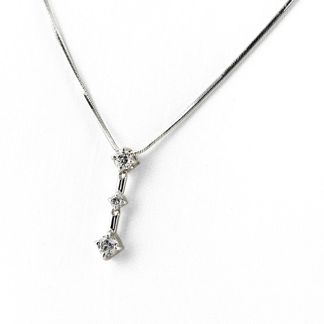 MELEE DIAMOND DESIGN NECKLACE WG PENDANT NECKLACE: Melee Diamond Design Necklace Wg Pendant Necklace Brand: Unbranded Type/Style: Necklace Material: 18K WG, Main Stone Natural Color: WG Size: 18.5x5.0mm(0.7") Accessories: None Accessories Notice: