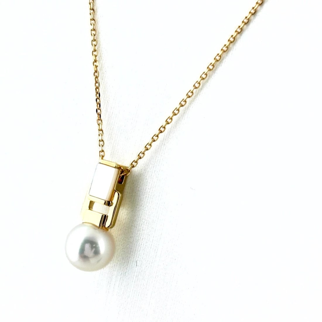 TASAKI PEARL YG PENDANT PEARL NECKLACE 750: Tasaki Pearl Yg Pendant Pearl Necklace 750 Brand: TASAKI Type/Style: Necklace Material: 750YG, Main Stone Pearl /Secondary Stone:Natural Color: YG Size: 14.8x6.4mm(0.6") Accessories: None Accessories