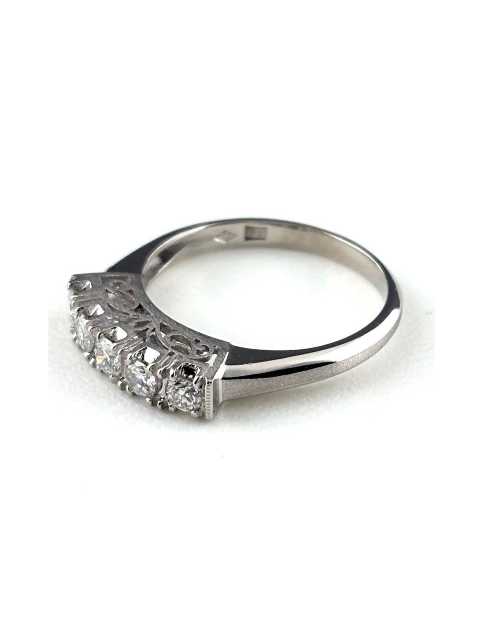 MELEE DIAMOND PLATINUM RING PT900 DIAMOND: Melee Diamond Platinum Ring Pt900 Diamond Brand: Unbranded Type/Style: Ring Material: Pt900, Main Stone Natural Color: None Size: US8.5 Accessories: None Accessories Notice: When purchasing pre-owned