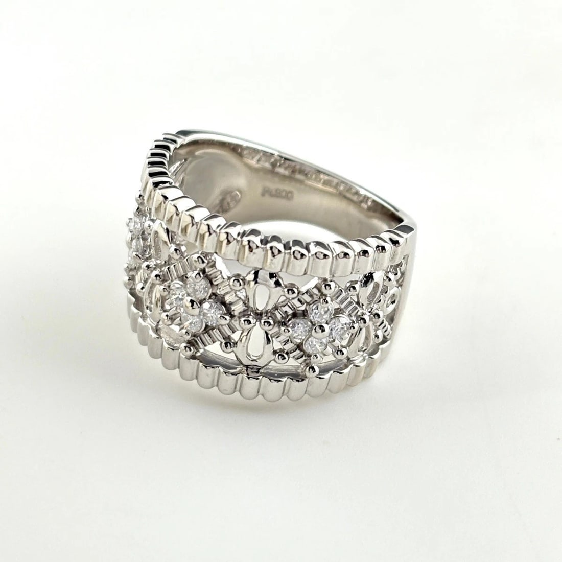MELEE DIAMOND DESIGN RING PLATINUM RING PT900: Melee Diamond Design Ring Platinum Ring Pt900 Brand: Unbranded Type/Style: Ring Material: Pt900, Main Stone Natural Color: None Size: US8 to 8.5 Accessories: None Accessories Notice: When