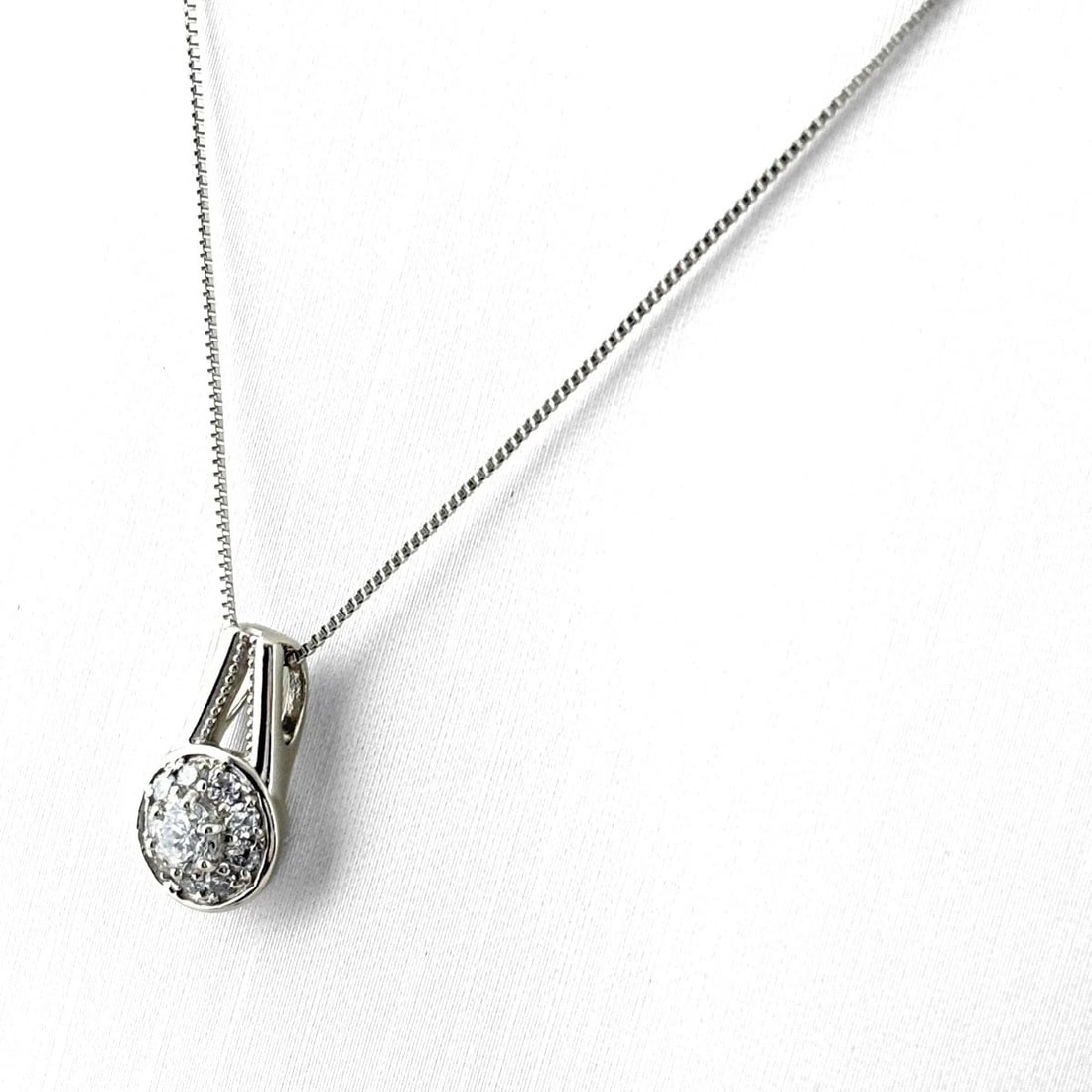 MELEE DIAMOND PLATINUM PENDANT NECKLACE PT900 PT850: Melee Diamond Platinum Pendant Necklace Pt900 Pt850 Brand: Unbranded Type/Style: Necklace Material: Pt900, Main Stone Natural Color: None Size: 13.2x7.6mm(0.5") Accessories: None Accessories Notice: