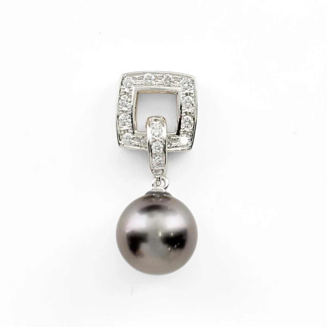 TASAKI PEARL PENDANT HEAD WG YG MELEE DIAMOND: Tasaki Pearl Pendant Head Wg Yg Melee Diamond Brand: TASAKI Type/Style: Pendant Head Material: 18K WG, Main Stone Pearl /Secondary Stone:Natural Color: WG Size: 26.6x10.7mm(1.0") Accessories: None