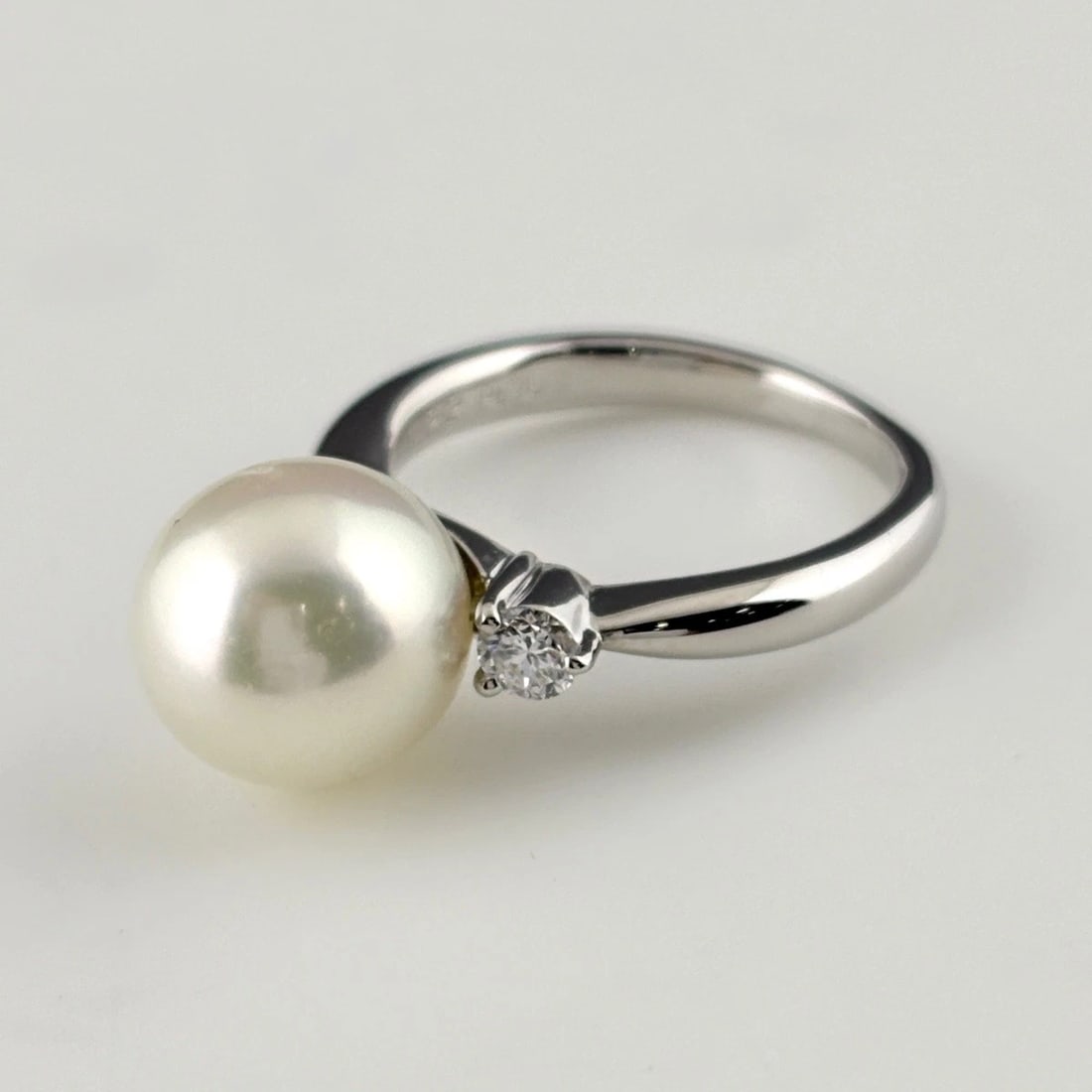 PEARL DESIGN RING PLATINUM MELEE DIAMOND PEARL RING: Pearl Design Ring Platinum Melee Diamond Pearl Ring Brand: Unbranded Type/Style: Ring Material: Pt900, Main Stone Pearl /Secondary Stone:Natural Color: None Size: US5 Accessories: None Accessories