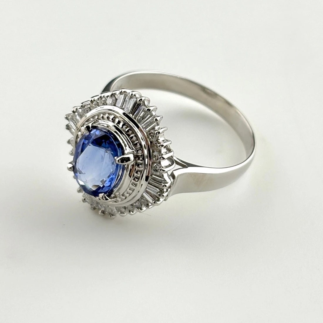 SAPPHIRE DESIGN RING PLATINUM MELEE DIAMOND RING PT900: Sapphire Design Ring Platinum Melee Diamond Ring Pt900 Brand: Unbranded Type/Style: Ring Material: Pt900, Main Stone Sapphire /Secondary Stone:Natural Color: None Size: US9 to 9.5 Accessories: Non