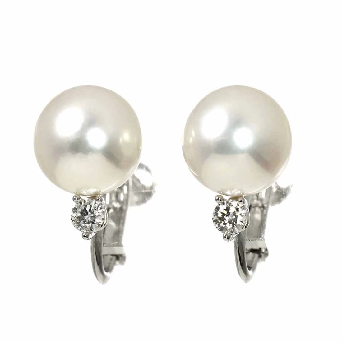 TASAKI AKOYA PEARL DIAMOND EARRINGS: TASAKI Akoya Pearl Diamond Earrings Brand: TASAKI Type/Style: Earrings Material: 750 White Gold, Color: White Gold Size: W9.1x H15.4mm Accessories: None Accessories Notice: When purchasing pre-owned