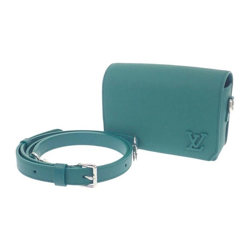LOUIS VUITTON LV AEROGRAM FIRST LINE WEARABLE WALLET: LOUIS VUITTON LV Aerogram first line Wearable Wallet Brand: Louis Vuitton Type/Style: Shoulder bag Material: Calf leather Color: Evergreen Size: Width approx. 17cm x Height approx. 12cm x Depth approx