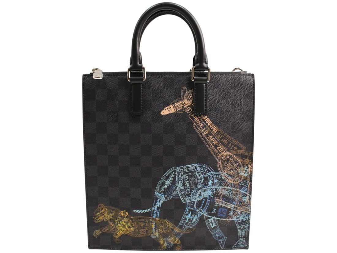 LOUIS VUITTON SAC PLAT MESSENGER DAMIER GRAPHITE CROSSBODY TOTE BAG: LOUIS VUITTON Sac Plat Messenger Damier Graphite Crossbody Tote Bag Brand: Louis Vuitton Type/Style: Tote Material: Damier Graphite Canvas Color: Black / Gray Size: Height: Approx. 28 cm (11.0 in)
