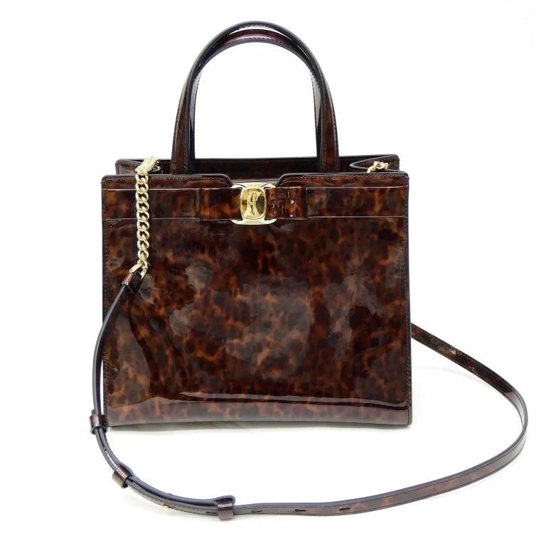 FERRAGAMO VARA 2WAY BROWN W/DUST BAG: FERRAGAMO Vara 2WAY Brown w/dust bag Brand: Ferragamo Type/Style: Shoulder Bag Material: Exterior Material Patent Leather Color: Exterior Color Brown Size: (approx. W9.8 ? H8.3 ? D5.1 inch)