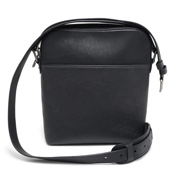 LOUIS VUITTON BAG: POCHETTE DISTRICT BLACK: LOUIS VUITTON Bag: Pochette District Black Brand: LOUIS VUITTON Type/Style: Messenger Bag Material: Exterior Material Leather Color: Exterior Color Black Size: (approx. H10.2 ? W8.3 ? D2.0 inch) A