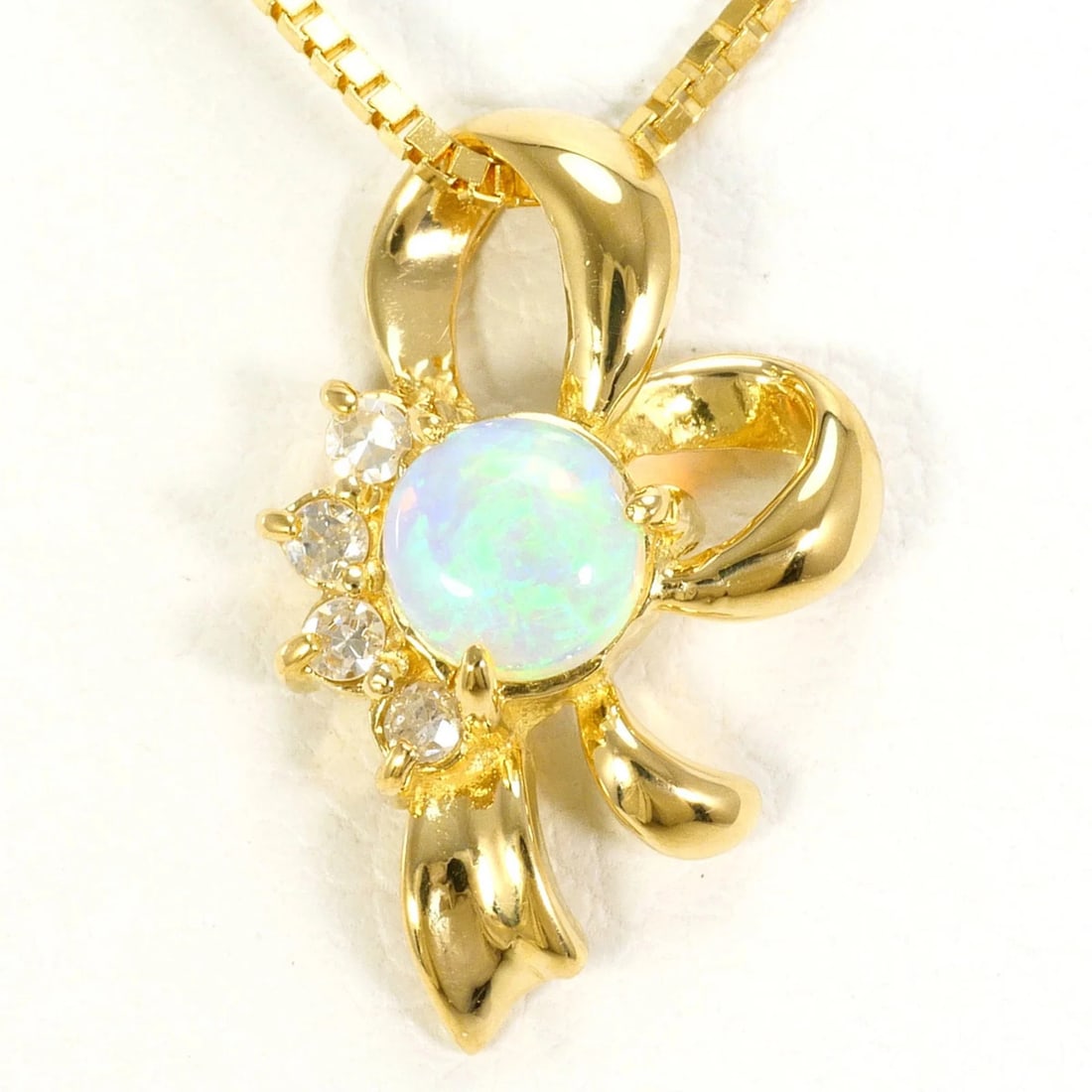 18K (18-KARAT) YELLOW GOLD NECKLACE WITH OPAL AND DIAMOND: 18K (18-karat) Yellow Gold Necklace with Opal and Diamond Brand: Unbranded Type/Style: Necklace Material: Yellow gold (18K), Main Stone Opal, Natural Color: Yellow gold Size: Length: 40cm Accessor