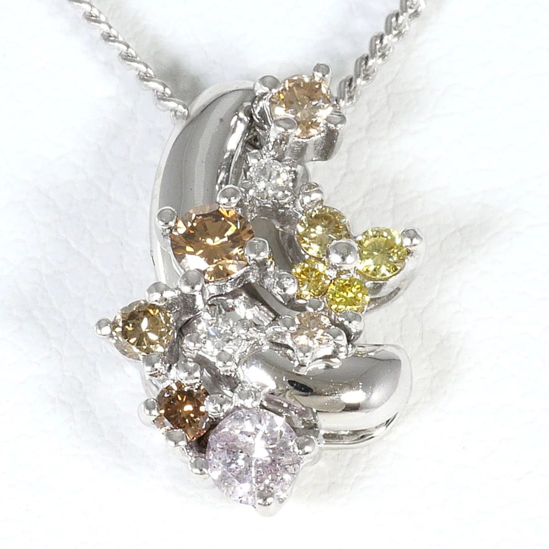 18K (18-KARAT WHITE GOLD) NECKLACE WITH DIAMOND: 18K (18-karat white gold) necklace with diamond Brand: Unbranded Type/Style: Necklace Material: White gold (18K), Main Stone Natural Color: White gold Size: Length: 38cm Accessories: None
