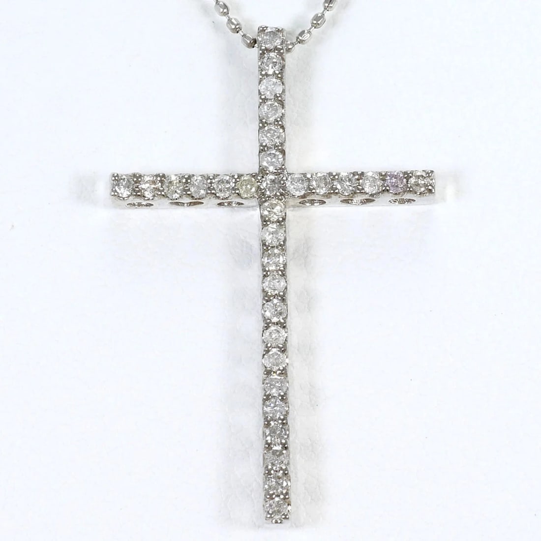18K (18-KARAT WHITE GOLD) NECKLACE WITH DIAMOND: 18K (18-karat white gold) necklace with Diamond Brand: Unbranded Type/Style: Necklace Material: White gold (18K), Main Stone Natural Color: White gold Size: Length: 45cm Accessories: None Accessories