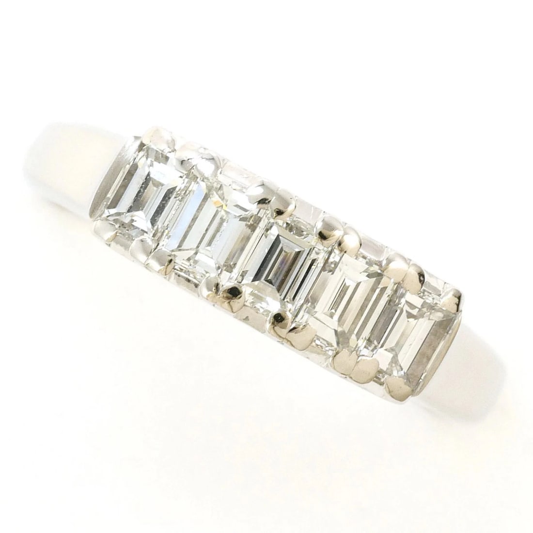 PT900 PLATINUM RING, DIAMOND: PT900 Platinum Ring, Diamond Brand: Unbranded Type/Style: Band ring Material: Platinum 900, Main Stone Natural Color: Platinum Size: US 6 Accessories: None Accessories Notice: When purchasing