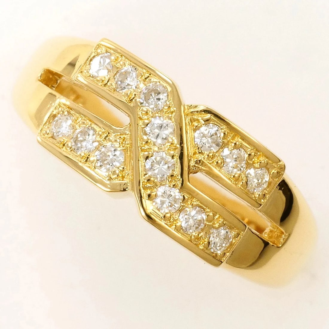 18K (18-KARAT) YELLOW GOLD RING WITH DIAMOND: 18K (18-karat) Yellow Gold Ring with Diamond Brand: Unbranded Type/Style: Band ring Material: Yellow gold (18K), Main Stone Natural Color: Yellow gold Size: US 4.5 Accessories: None Access