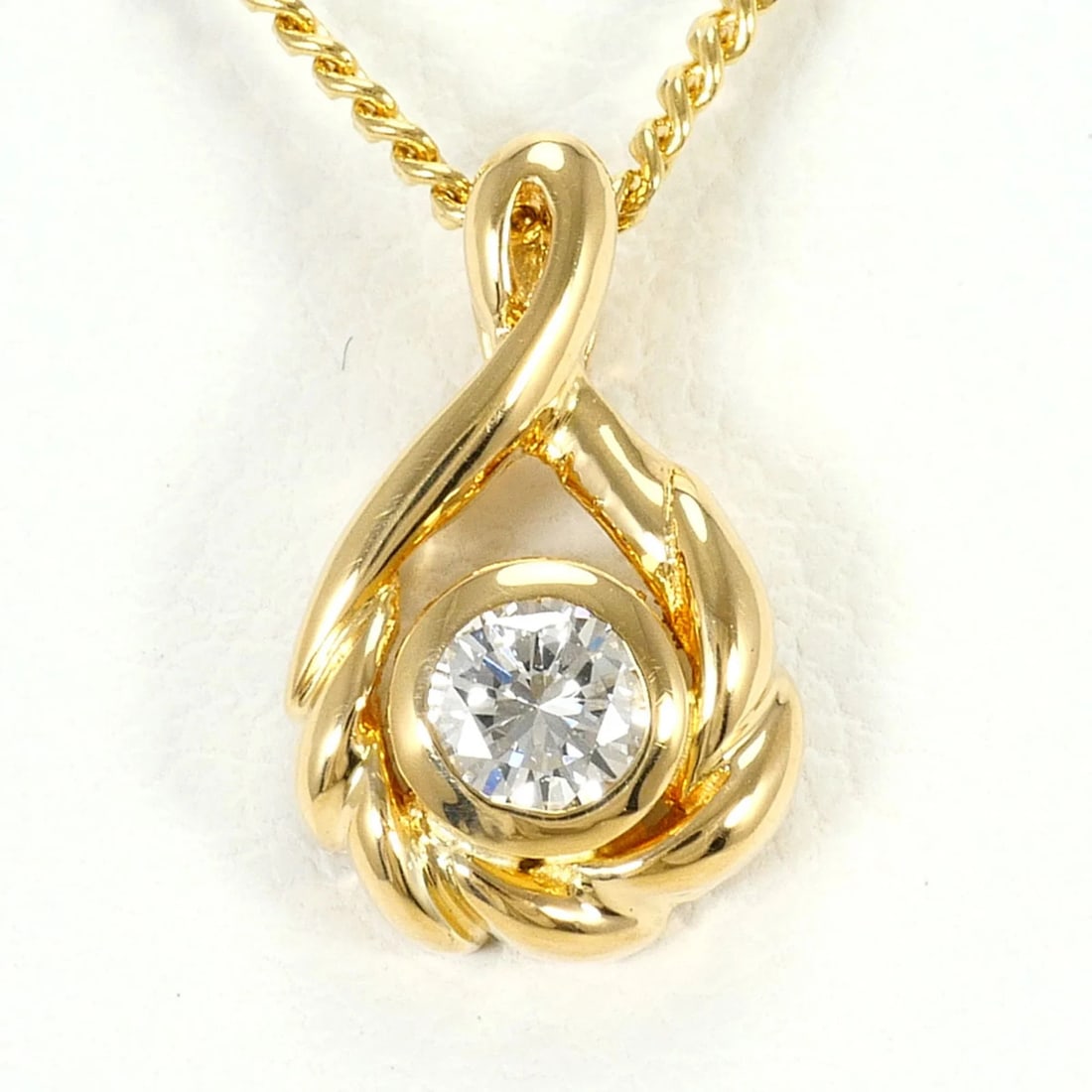 18K (18-KARAT) YELLOW GOLD NECKLACE WITH DIAMOND: 18K (18-karat) Yellow Gold Necklace with Diamond Brand: Unbranded Type/Style: Necklace Material: Yellow gold (18K), Main Stone Natural Color: Yellow gold Size: Length: 40cm Accessories: None
