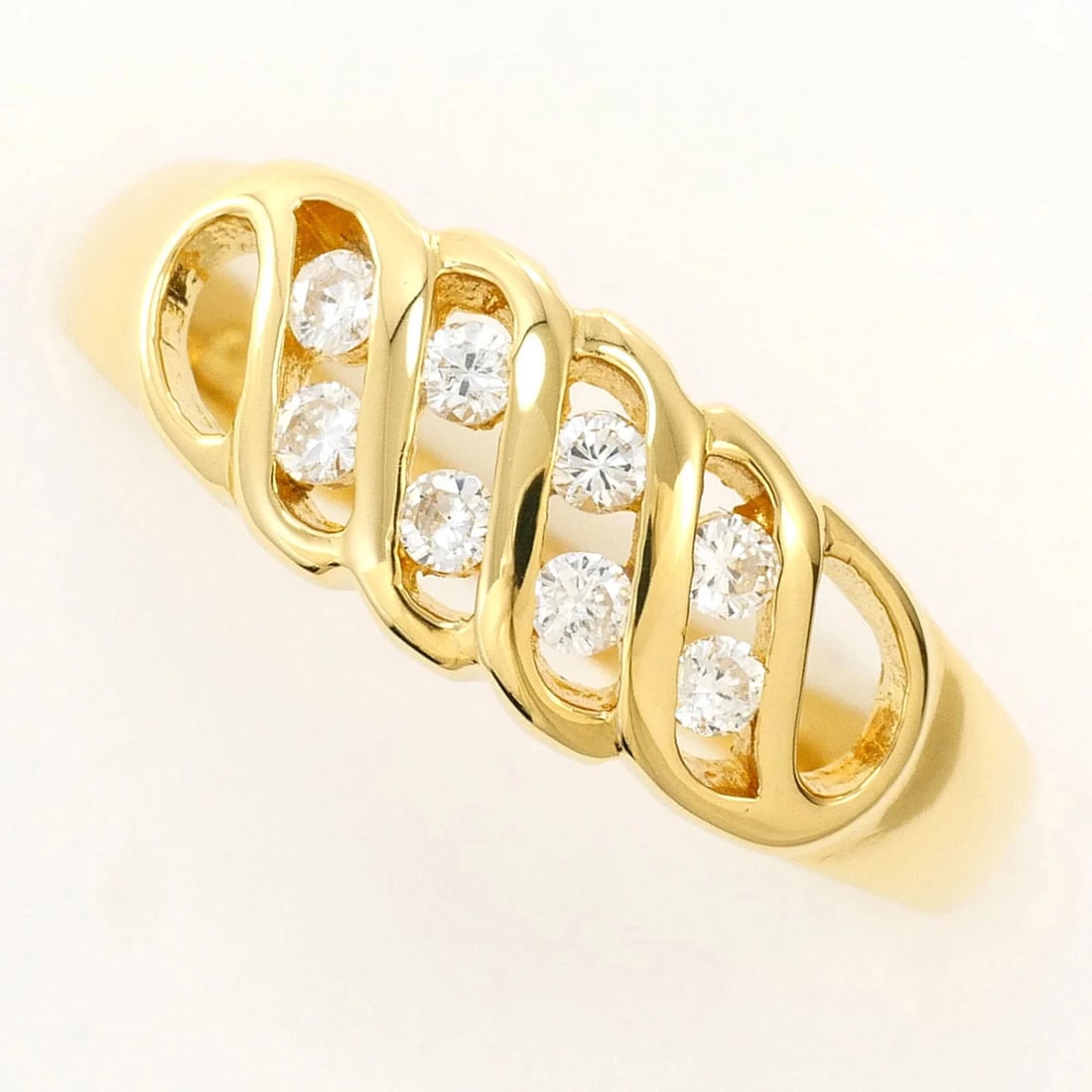 18K (18-KARAT) YELLOW GOLD RING WITH DIAMOND: 18K (18-karat) Yellow Gold Ring with Diamond Brand: Unbranded Type/Style: Band ring Material: Yellow gold (18K), Main Stone Natural Color: Yellow gold Size: US 6.5 Accessories: None Access