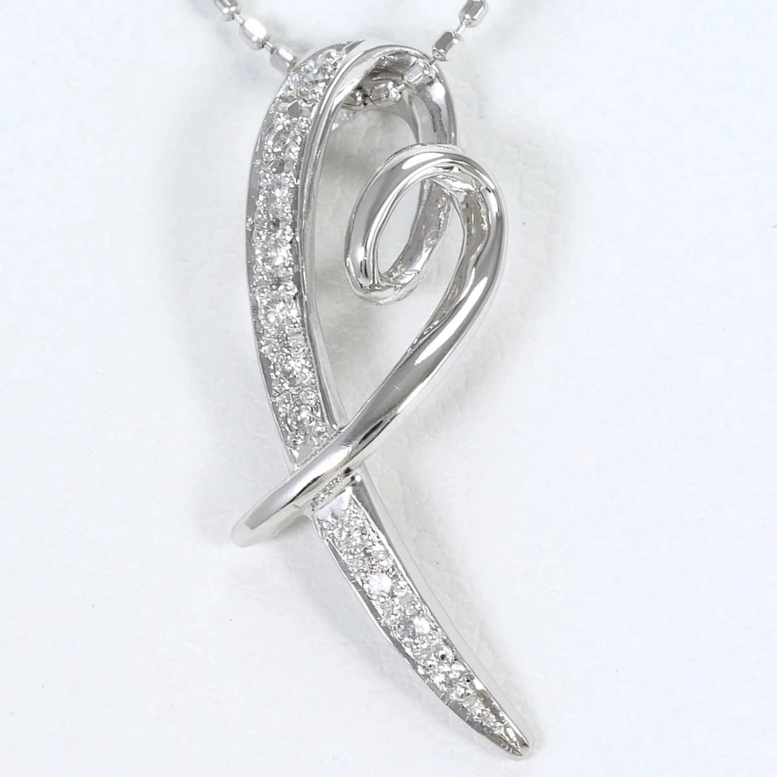 18K (18-KARAT WHITE GOLD) NECKLACE WITH DIAMOND: 18K (18-karat white gold) necklace with Diamond Brand: Unbranded Type/Style: Necklace Material: White gold (18K), Main Stone Natural Color: White gold Size: Length: 40cm Accessories: None