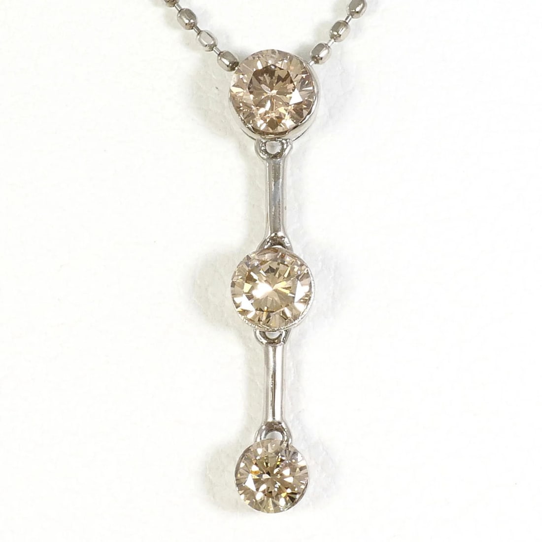 18K (18-KARAT WHITE GOLD) NECKLACE WITH BROWN DIAMOND: 18K (18-karat white gold) necklace with brown diamond Brand: Unbranded Type/Style: Necklace Material: White gold (18K), Main Stone Natural Color: Brown, White gold Size: Length: 45cm Accessories: