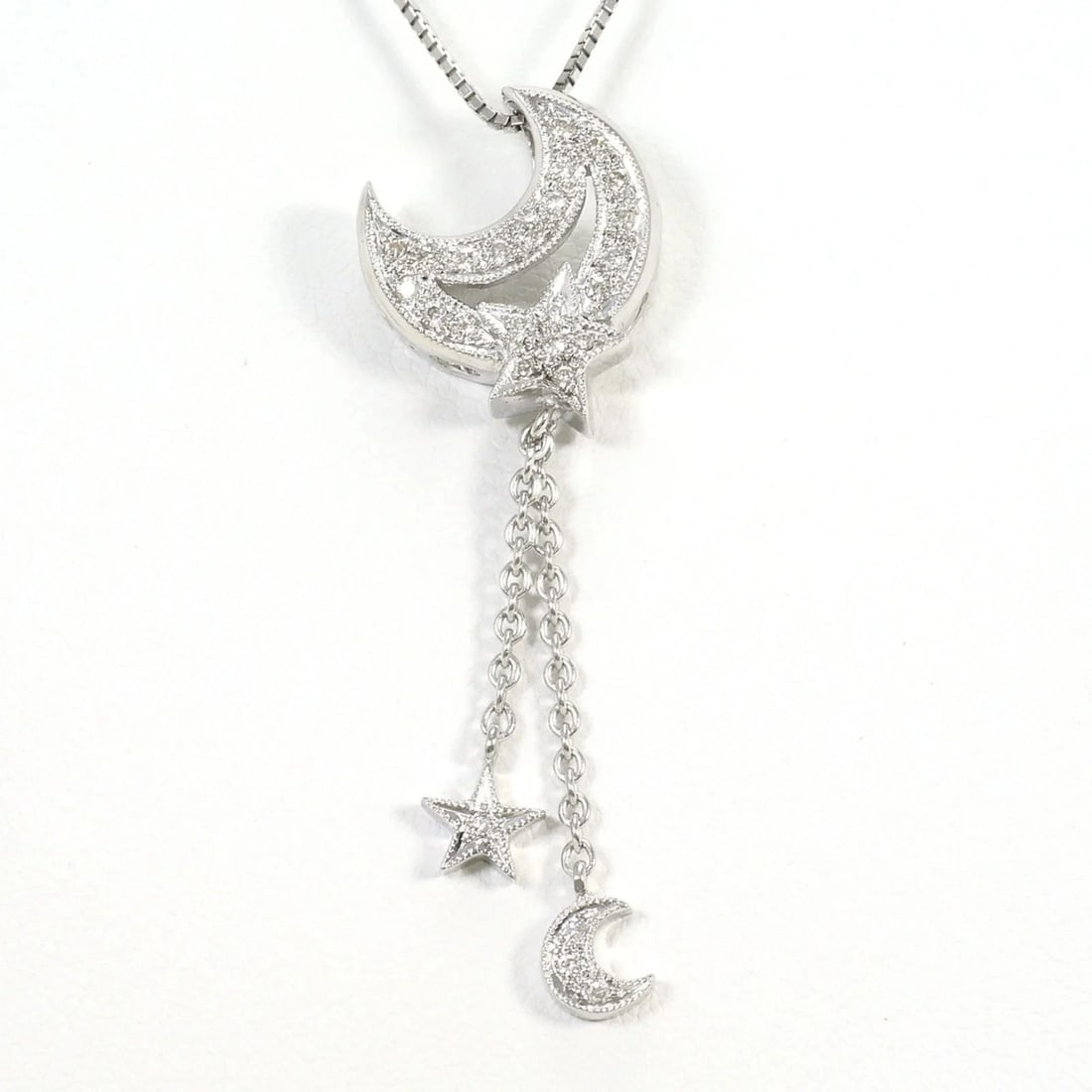 18K (18-KARAT WHITE GOLD) NECKLACE WITH DIAMOND: 18K (18-karat white gold) necklace with Diamond Brand: Unbranded Type/Style: Necklace Material: White gold (18K), Main Stone Natural Color: White gold Size: Length: 45cm Accessories: None