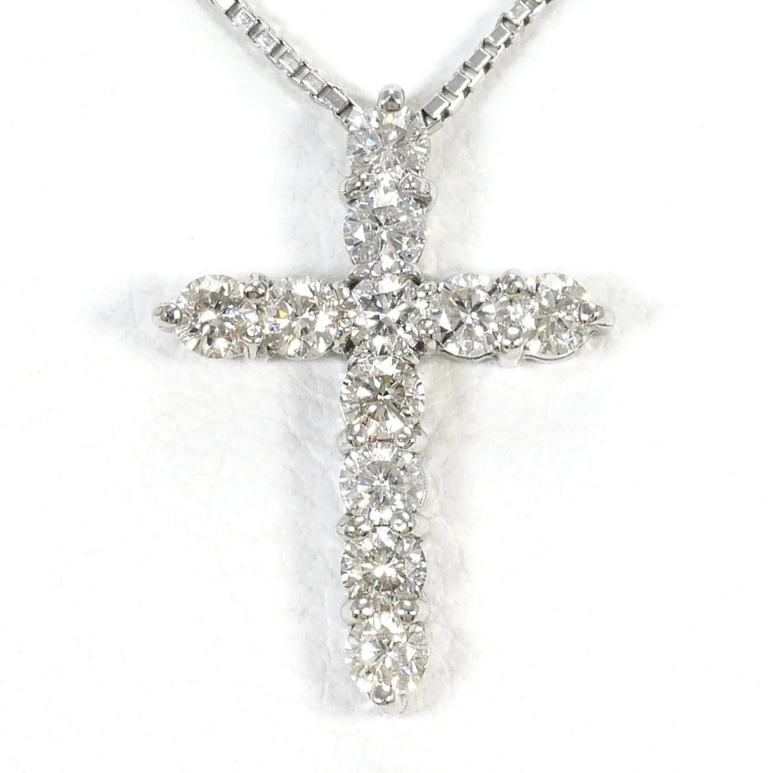 18K (18-KARAT WHITE GOLD) NECKLACE WITH DIAMOND: 18K (18-karat white gold) necklace with Diamond Brand: Unbranded Type/Style: Necklace Material: White gold (18K), Main Stone Natural Color: White gold Size: Length: 45cm Accessories: None