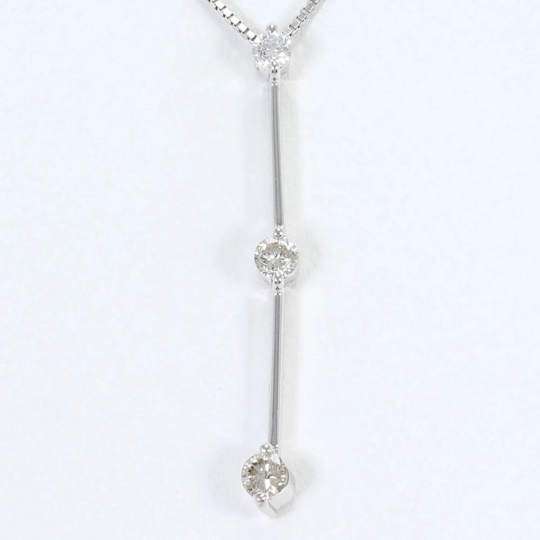 18K (18-KARAT WHITE GOLD) NECKLACE WITH DIAMOND: 18K (18-karat white gold) necklace with Diamond Brand: Unbranded Type/Style: Necklace Material: White gold (18K), Main Stone Natural Color: White gold Size: Length: 40cm Accessories: None