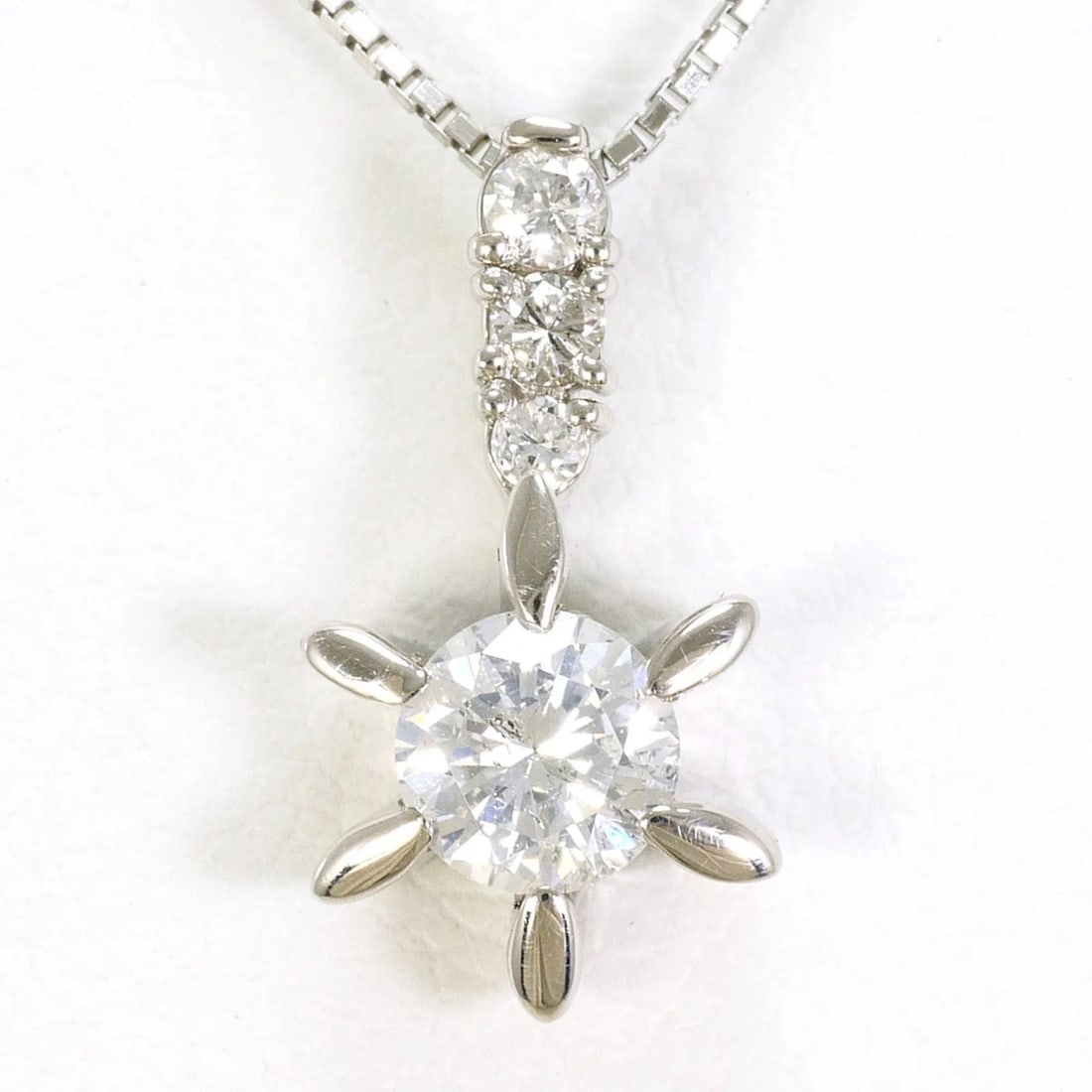 PT900 PLATINUM / PT850 NECKLACE WITH DIAMOND: PT900 Platinum / PT850 Necklace with Diamond Brand: Unbranded Type/Style: Necklace Material: Platinum 850, Platinum 900, Main Stone Natural Color: Platinum Size: Length: 44cm Accessories: None