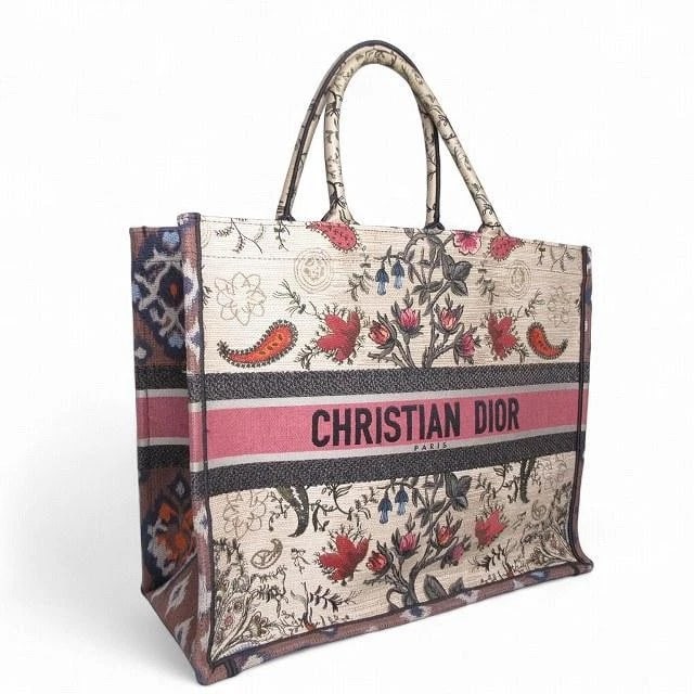 CHRISTIAN DIOR BAG: BOOK TOTE LARGE BOTANICAL RED BROWN: CHRISTIAN DIOR Bag: BOOK TOTE Large Botanical Red Brown Brand: Christian Dior Type/Style: Tote Material: Exterior Material Canvas Color: Exterior Color Red Brown Beige Multicolor Size: (approx. W16.5