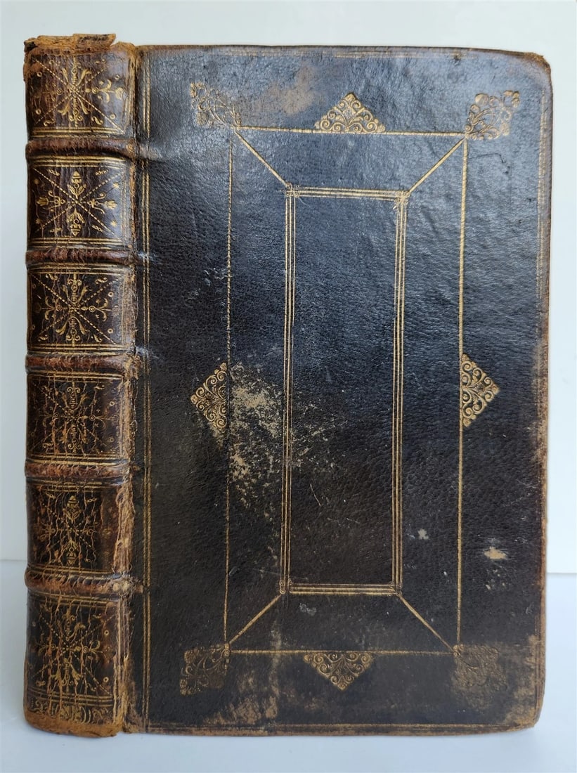 1725 ENGLISH-LANGUAGE BOOK OF COMMON PRAYER WITH PSALTERS OR PSALMS OF DAVID: Year/Century: 18th century Language: English Subject: Religion & Spirituality Binding: Leather Description: The Book of Common Prayer, London: John Baskett, 1725; printed in red and black; double-colu