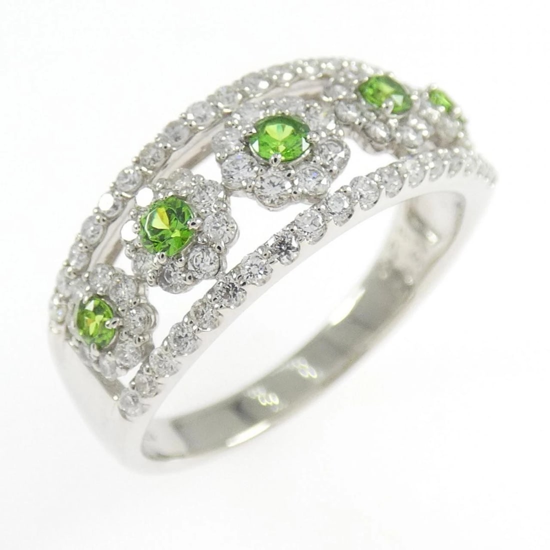 PT900 FLOWER DEMANTOID GARNET RING: PT900 Flower Demantoid Garnet Ring Brand: Unbranded Type/Style: Demantoid Garnet Ring Material: Platinum900, Color: Platinum Size: US7 Accessories: None Accessories Notice: When purchasing pre-owned