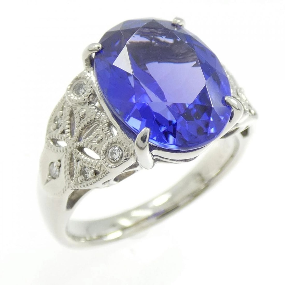 PT900 TANZANITE RING: PT900 Tanzanite Ring Brand: Unbranded Type/Style: Tanzanite Ring Material: Platinum900, Color: Platinum Size: US6 1/2 Accessories: None Accessories Notice: When purchasing pre-owned goods, please