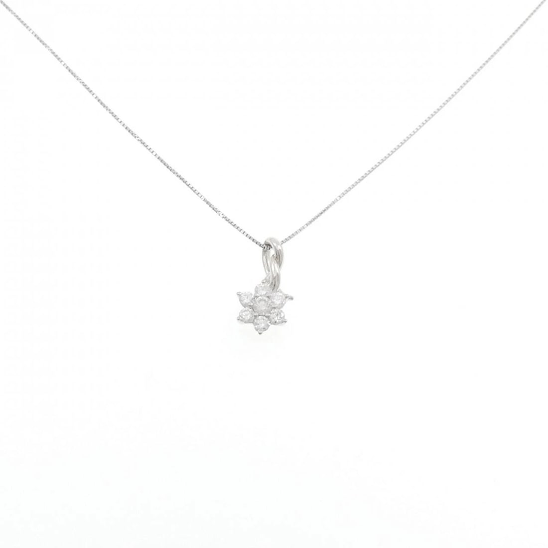 K18WG FLOWER DIAMOND NECKLACE: K18WG Flower Diamond Necklace Brand: Unbranded Type/Style: Diamond Necklace Material: K18 white gold, Main Stone Natural Color: white gold Size: Length:40cmPendant length approx. x width approx.: