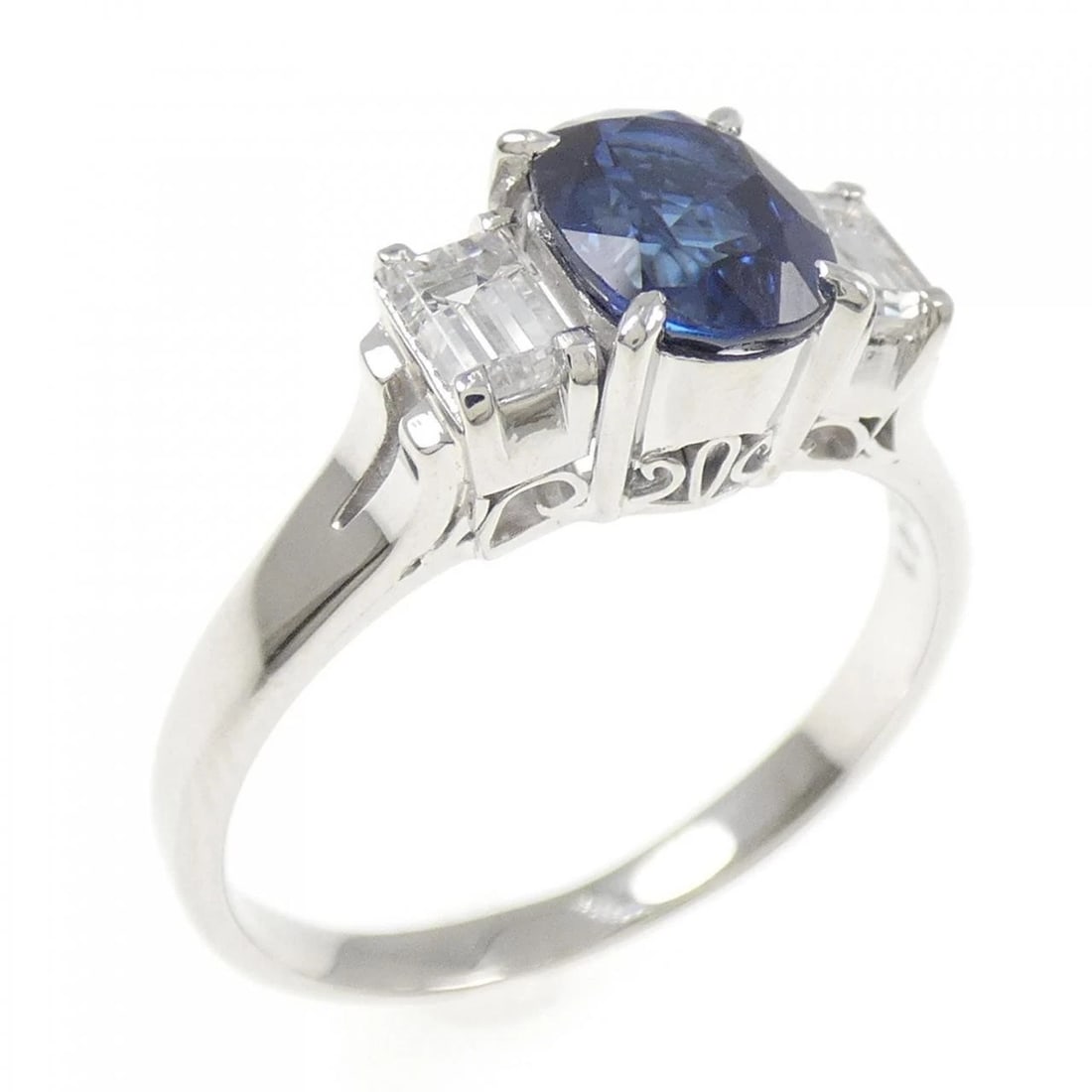 PT900 SAPPHIRE RING: PT900 Sapphire Ring Brand: Unbranded Type/Style: Sapphire Ring Material: Platinum900, Main Stone Sapphire Color: Platinum Size: US8 1/2 Accessories: None Accessories Notice: When purchasing pre-owned