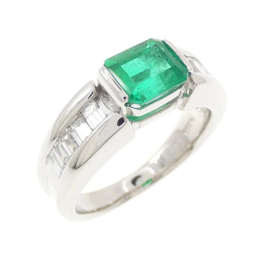 PT900 EMERALD RING: PT900 Emerald Ring Brand: Unbranded Type/Style: Emerald Ring Material: Platinum900, Color: Platinum Size: US6 1/4 Accessories: None Accessories Notice: When purchasing pre-owned goods, please refer