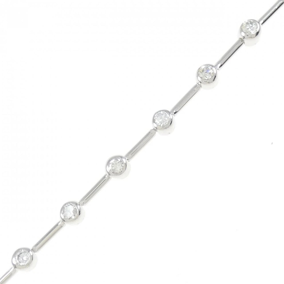 PT900/14KWG DIAMOND BRACELET: PT900/14KWG Diamond Bracelet Brand: Unbranded Type/Style: Diamond Bure Rubbed T Material: Platinum 900/14K white gold, Main Stone Natural Color: white gold Size: length 18cmMax width approx: 3.6mm