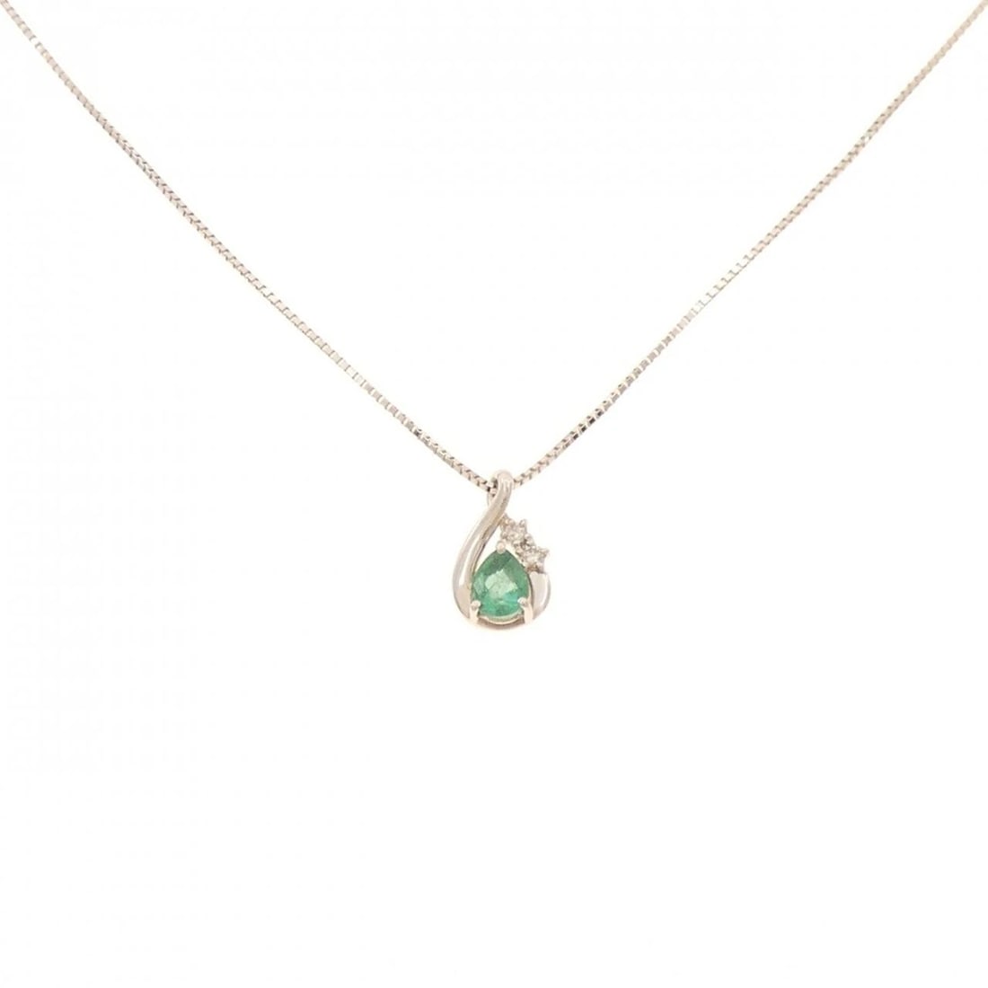 PT900/PT850 EMERALD NECKLACE: PT900/PT850 Emerald Necklace Brand: Unbranded Type/Style: Emerald Necklace Material: Platinum900/Platinum850, Color: Platinum Size: length 30cmPendant length approx. x width approx.: 11.3mmx6.7mm