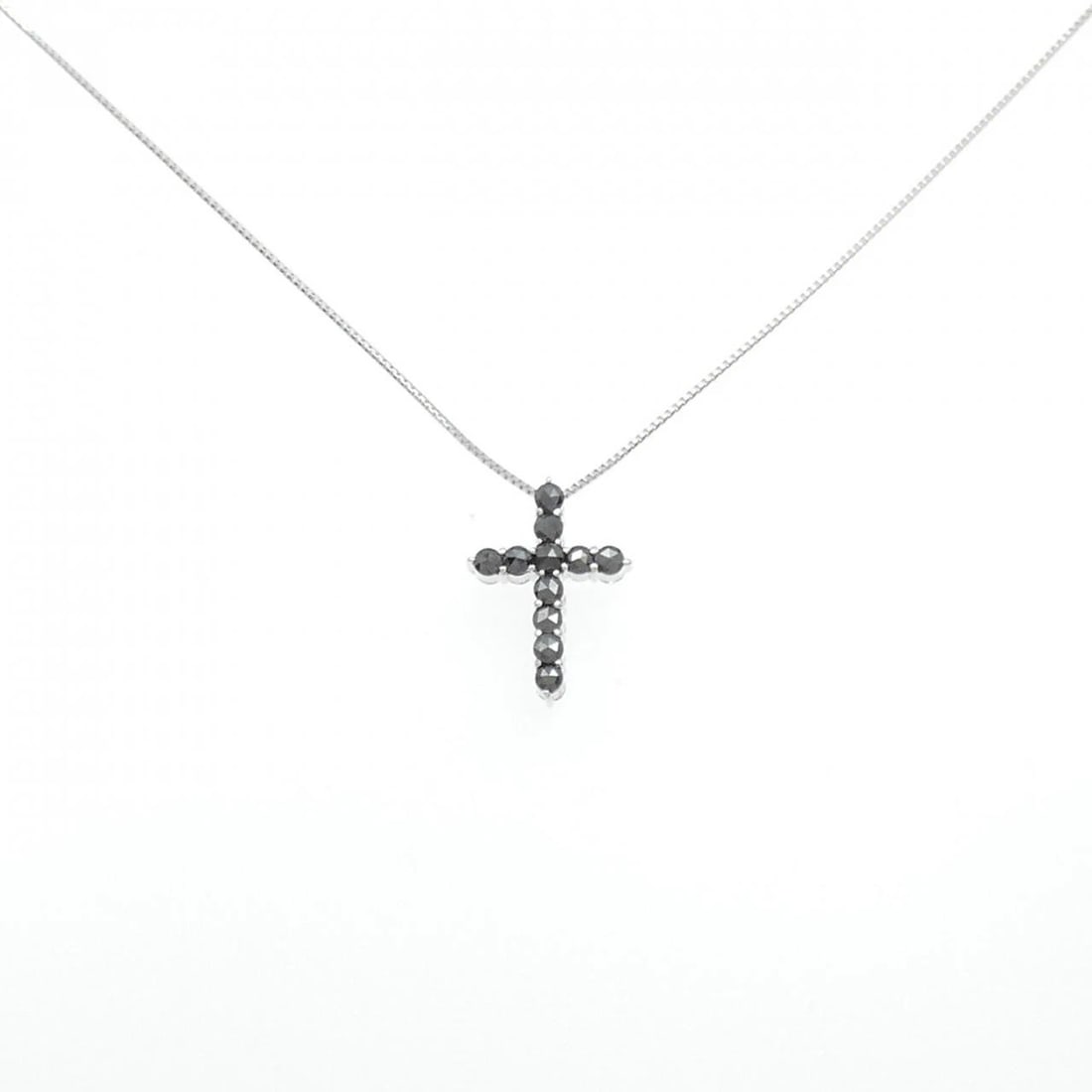K18WG CROSS DIAMOND NECKLACE: K18WG Cross Diamond Necklace Brand: Unbranded Type/Style: Diamond Necklace Material: K18 white gold, Main Stone Natural Color: white gold Size: length 45cm Pendant length approx. x width approx.: