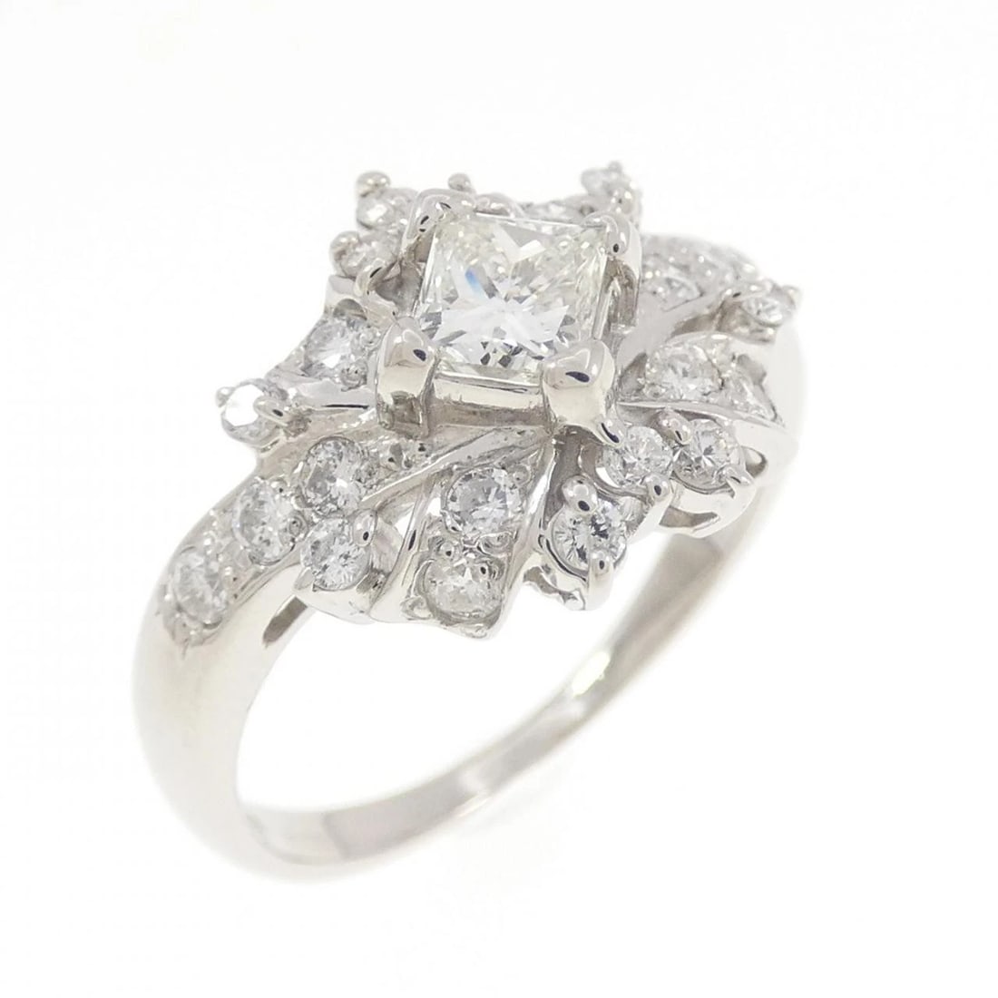 PT900 DIAMOND RING: PT900 Diamond Ring Brand: Unbranded Type/Style: Diamond Ring Material: Platinum900, Main Stone Natural Color: Platinum Size: US7 1/4 Accessories: None Accessories Notice: When purchasing pre-owned