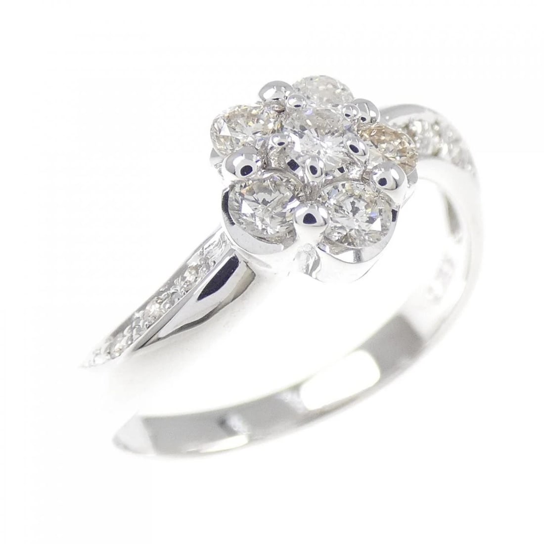 K18WG FLOWER DIAMOND RING: K18WG Flower Diamond Ring Brand: Unbranded Type/Style: Diamond Ring Material: K18 white gold, Main Stone Natural Color: White Gold Size: US6 1/4 Accessories: None Accessories Notice: When purchasing