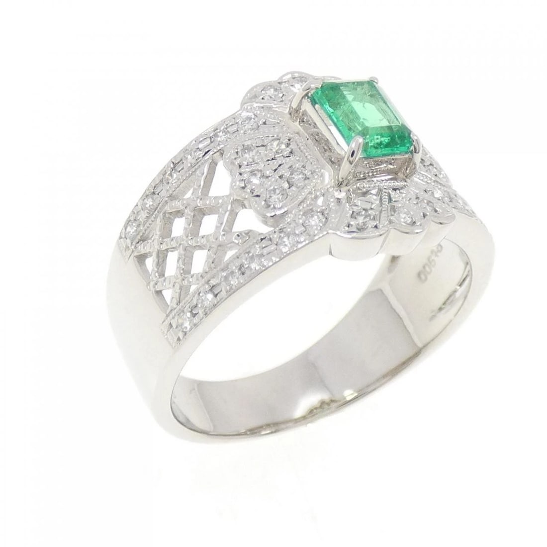 PT900 EMERALD RING: PT900 Emerald Ring Brand: Unbranded Type/Style: Emerald Ring Material: Platinum900, Color: Platinum Size: US6 1/2 Accessories: None Accessories Notice: When purchasing pre-owned goods, please refer