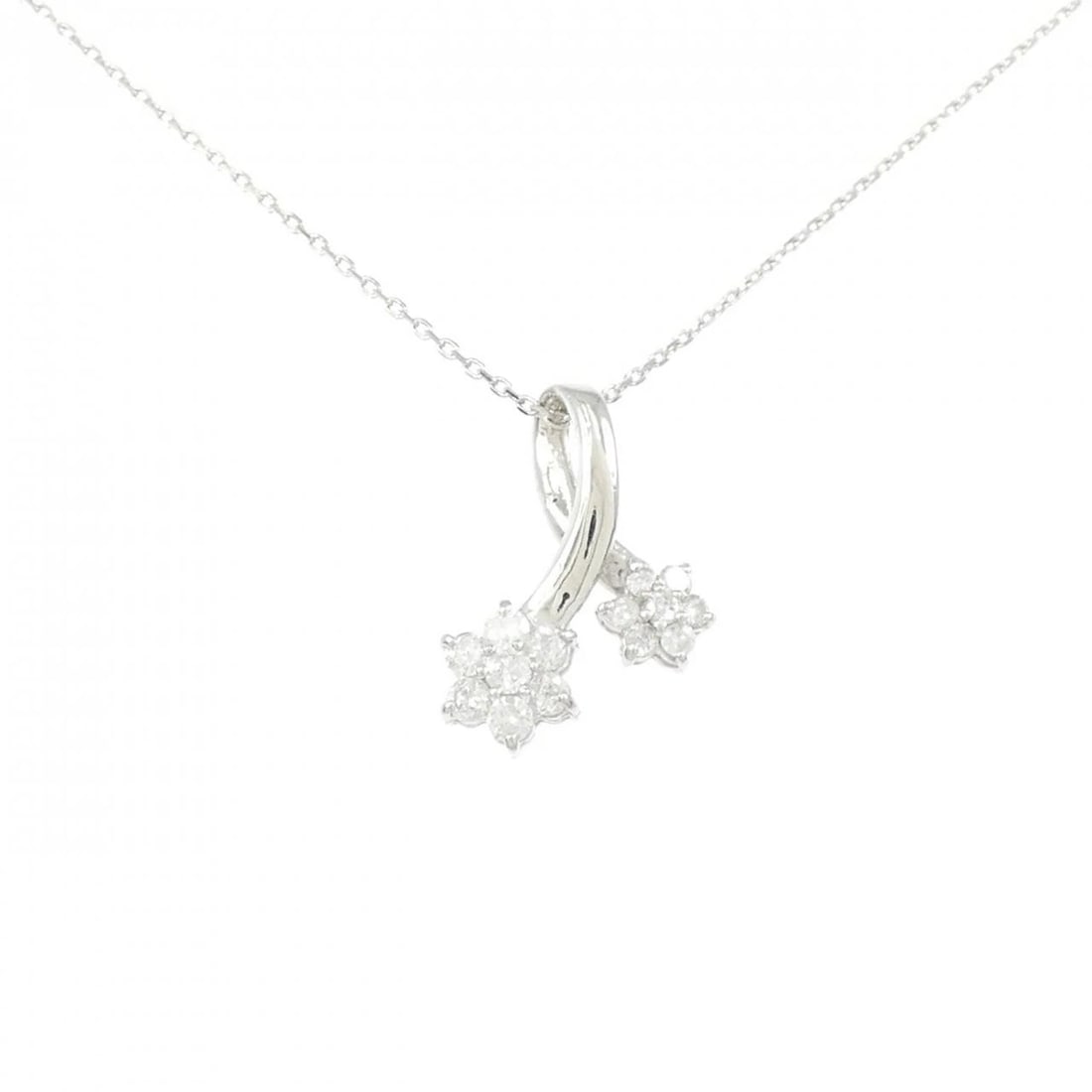 PT900/PT850 FLOWER DIAMOND NECKLACE: PT900/PT850 Flower Diamond Necklace Brand: Unbranded Type/Style: Diamond Necklace Material: Platinum900/Platinum850, Main Stone Natural Color: Platinum Size: length 50cm Pendant length approx. x