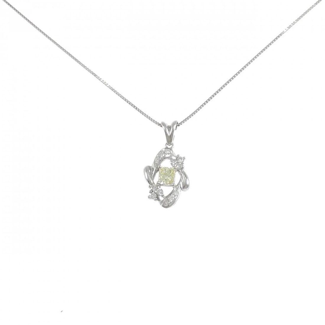 PT900/PT850 DIAMOND NECKLACE: PT900/PT850 Diamond Necklace Brand: Unbranded Type/Style: Diamond Necklace Material: Platinum900/Platinum850, Main Stone Natural Color: Platinum Size: length 45cm Pendant length approx. x width