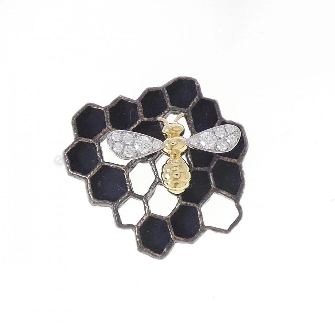 GIMEL BEE DIAMOND BROOCH: Gimel Bee Diamond Brooch Brand: Gimel Type/Style: Gimel Pendant/Brooch Material: K18/PT950/SV950, Main Stone Natural Color: none Size: Approximate dimensions (height x width): 26.0mm x 25.2mm