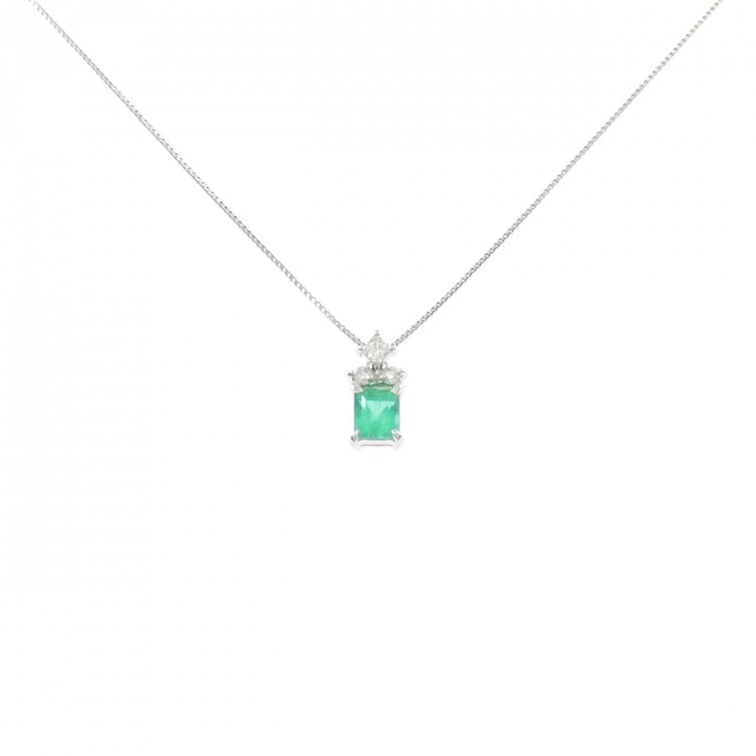 PT900/PT850 EMERALD NECKLACE: PT900/PT850 Emerald Necklace Brand: Unbranded Type/Style: Emerald Necklace Material: Platinum900/Platinum850, Color: Platinum Size: length 45cmPendant length approx. x width approx.: 10.4mmx4.9mm