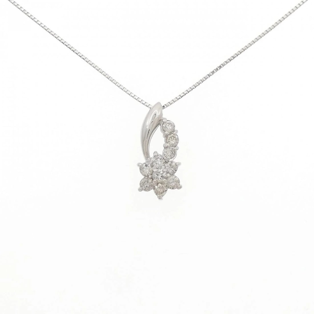 PT900/PT850 FLOWER DIAMOND NECKLACE: PT900/PT850 Flower Diamond Necklace Brand: Unbranded Type/Style: Diamond Necklace Material: Platinum900/Platinum850, Main Stone Natural Color: Platinum Size: length 45cm Pendant length approx. x