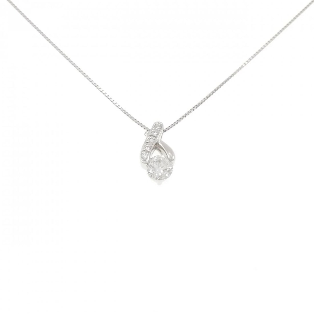 PT900/PT850 DIAMOND NECKLACE: PT900/PT850 Diamond Necklace Brand: Unbranded Type/Style: Diamond Necklace Material: Platinum900/Platinum850, Main Stone Natural Color: PT Size: Length: 45cm Accessories: None Accessories Notice: