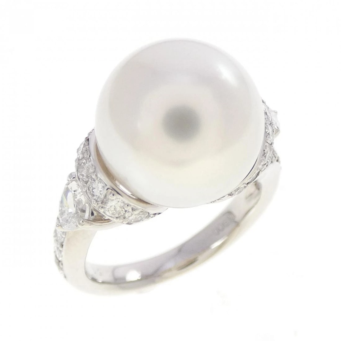 PT900 WHITE SOUTH SEA PEARL RING: PT900 White South Sea Pearl Ring Brand: Unbranded Type/Style: White Butterfly Pearl Ring Material: Platinum900, Main Stone Natural Color: PT Size: US3 3/4 Accessories: None Accessories Notice: When